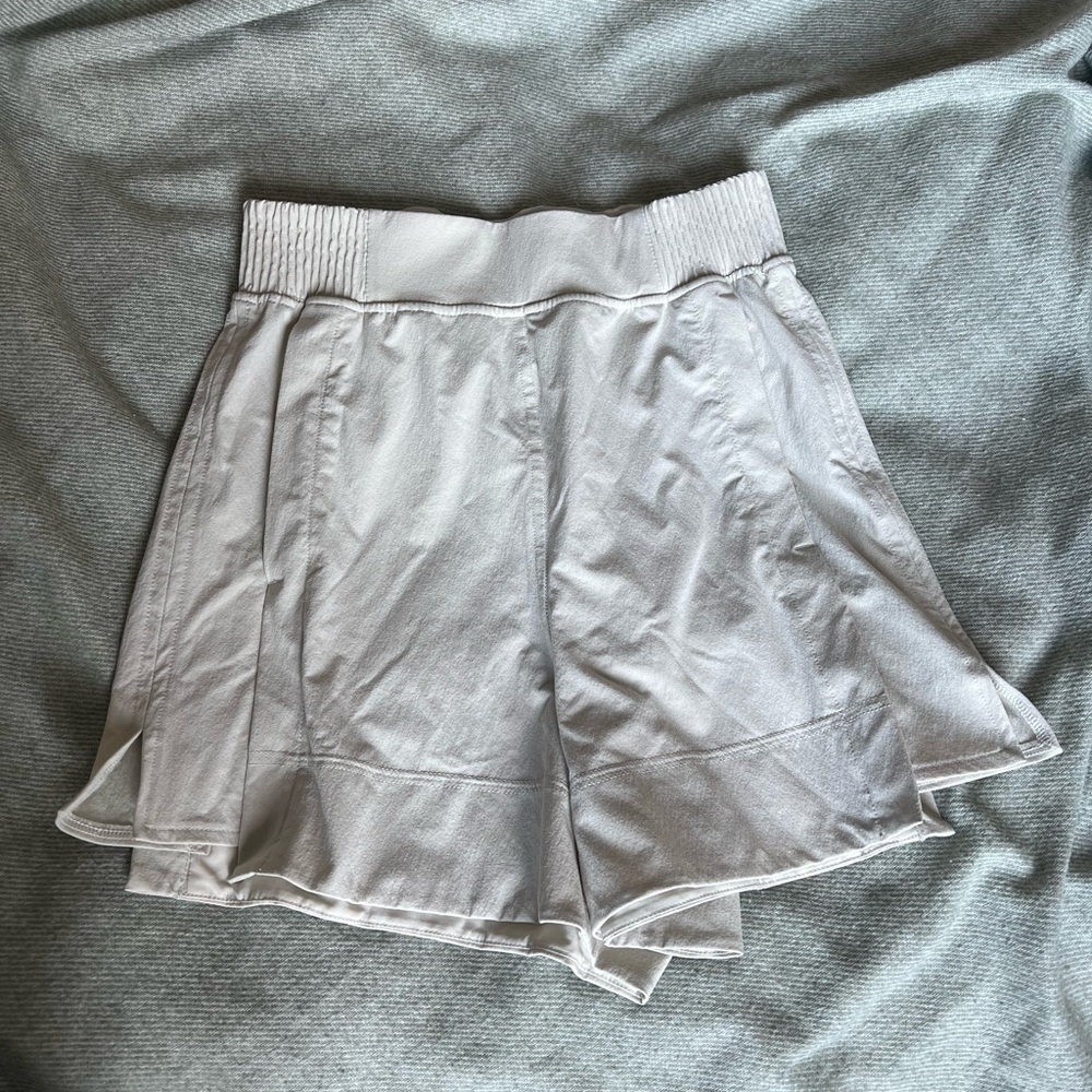 Lululemon stretch woven relaxed fit HR short 4”